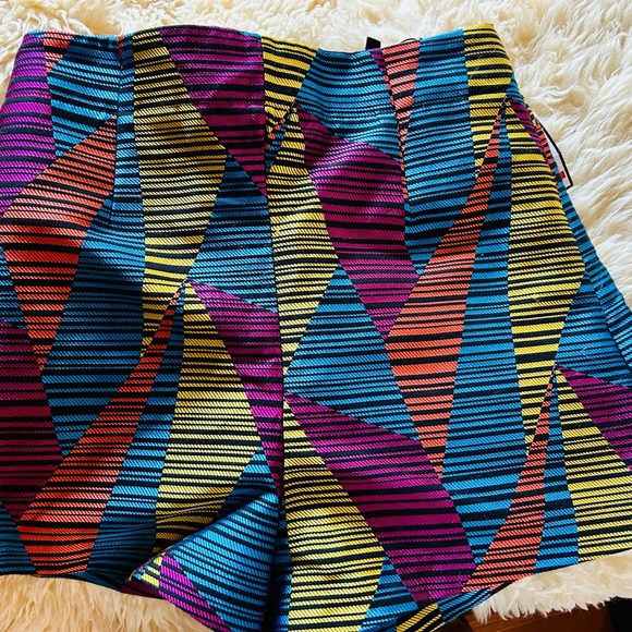 BCBGMAXAZRIA Geometric-Print Shorts - Picture 3 of 5